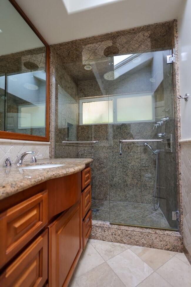 Building Photo - Luxurious Newport Beach Home