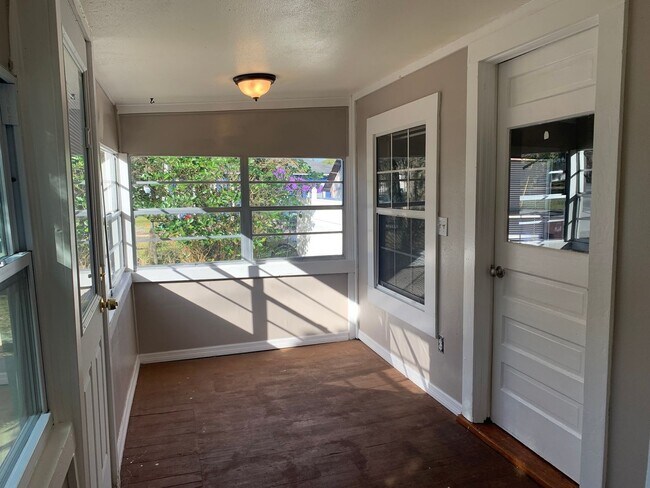 Building Photo - MOVE IN SPECIAL- Cozy 2 Bed/ 1 Bath Home in Saint Cloud