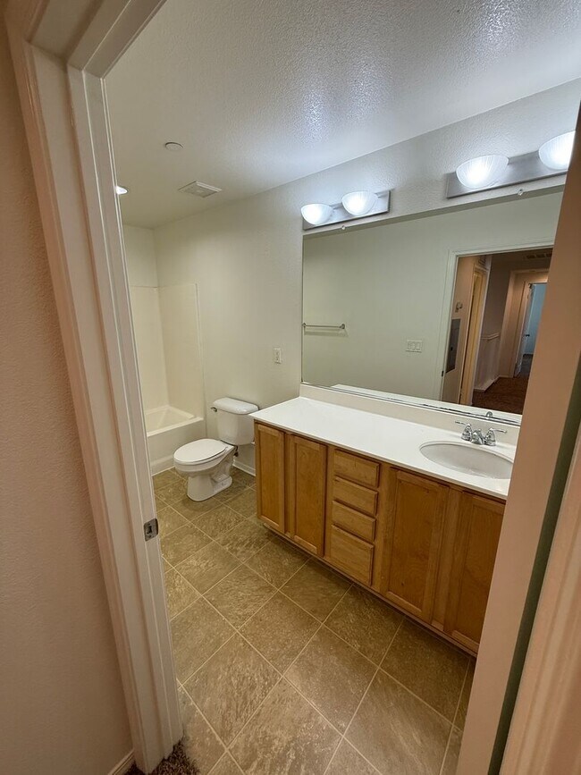 Building Photo - Beautiful 4 Bedroom, 2 1/2 Bathroom Townho...