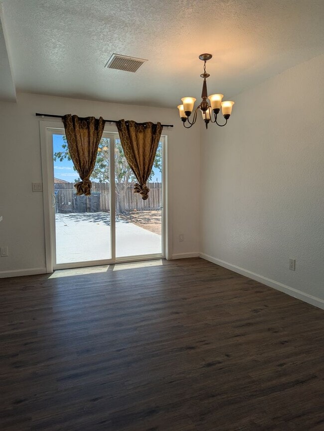 Building Photo - Spacious 3 Bedroom 2 Bath Home Available F...