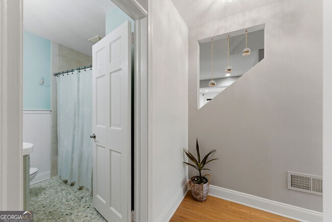 Building Photo - 302 Hascall Rd NW