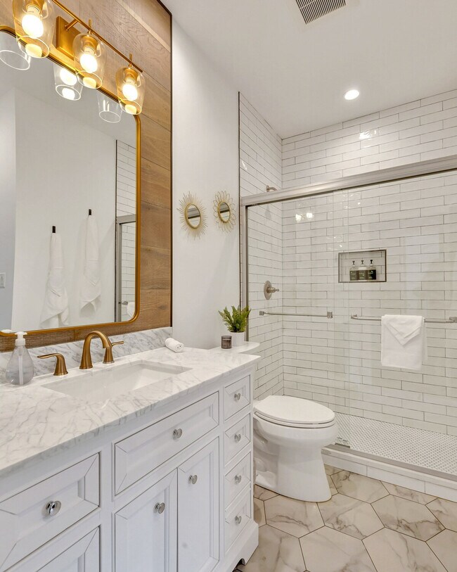 Building Photo - 3448 N Clark St