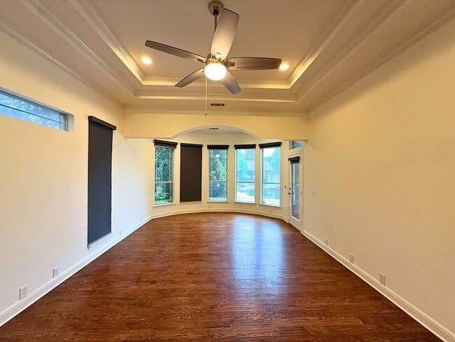 Building Photo - 1205 Golden Gate Dr