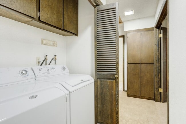 Building Photo - Charming Residence in a Prime Location 3bed/2bath - Shop Not Included