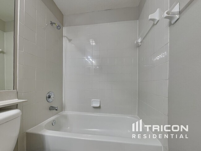 Building Photo - 5547 Braddock Dr