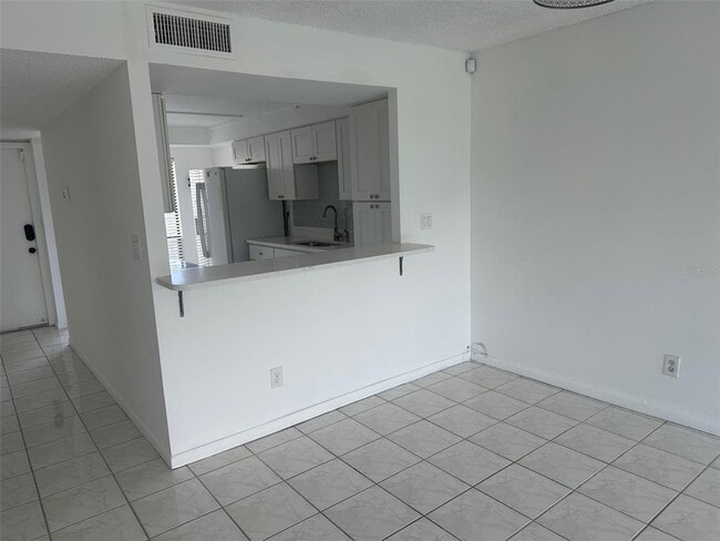 Building Photo - 2700 Cove Cay Dr