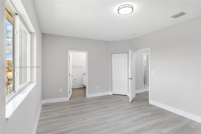 Building Photo - 942 SW 147th Ct