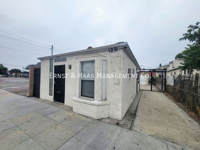 Primary Photo - Wonderful 2 Bedroom Front House in North L...