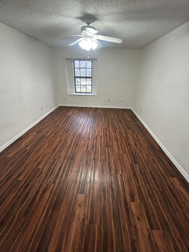 Building Photo - 1305 White Lake Dr