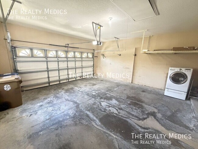 Building Photo - 1565 The Oaks Blvd