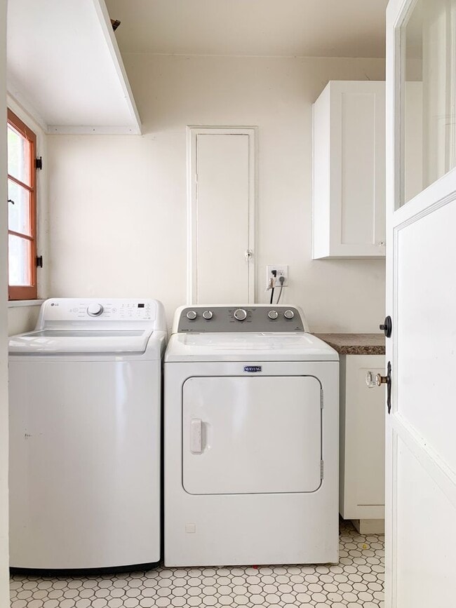 Building Photo - Gorgeous & Updated 3 bed Storybook Spanish House in Silverlake w/Views!