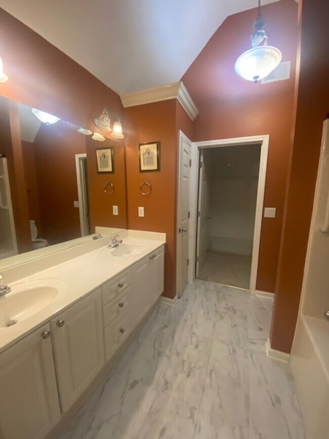Building Photo - 114 Hidden Creek Cove