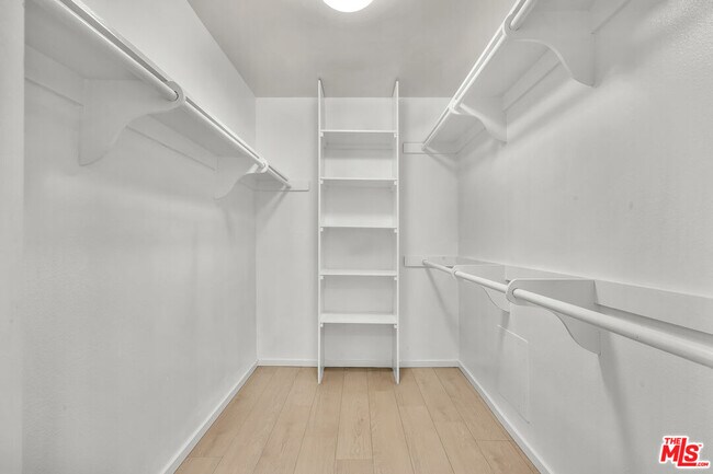 Building Photo - 406 N Oakhurst Dr