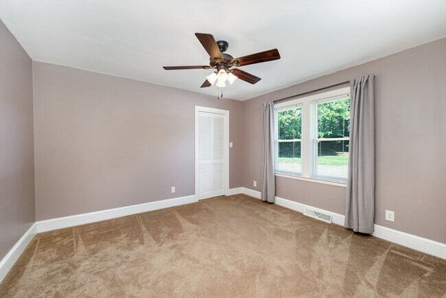 Building Photo - Two Bedroom Farmhouse with LARGE Bonus Room