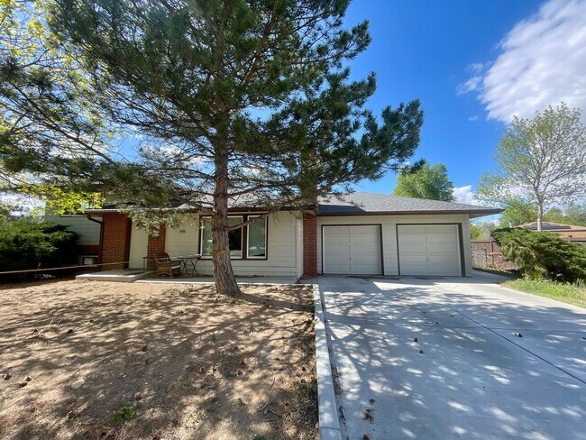 Building Photo - Expansive 5-bedroom, 2.5-bath home with incredible mountain views!