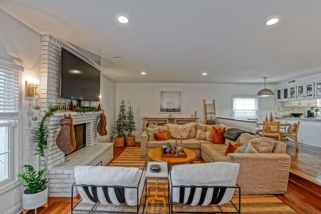 Building Photo - CHARMING & SPACIOUS, 5BR3.5BA HOME W/ PRIVATE YARD, BALCONY & SPRAWLING LIVING SPACE NEXT TO SAND...