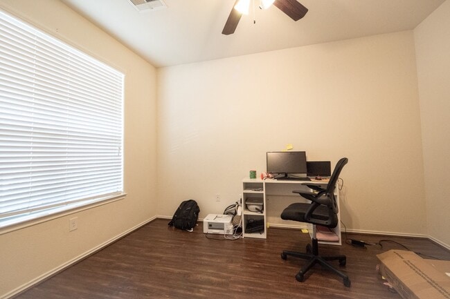 Building Photo - 1414 S Maple Dr