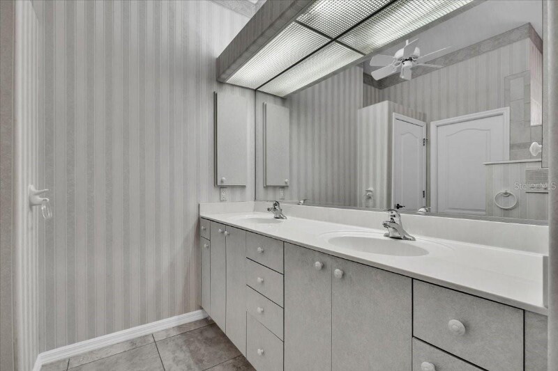 Building Photo - 3013 Royal Palm Dr