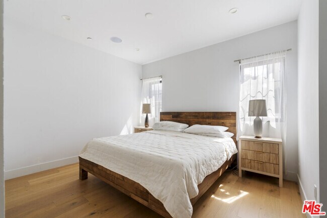 Building Photo - 738 Parkman Ave