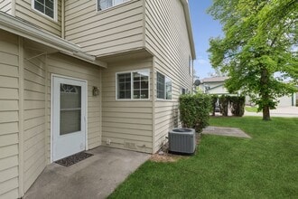 Building Photo - Spacious Townhome in North Kalispell