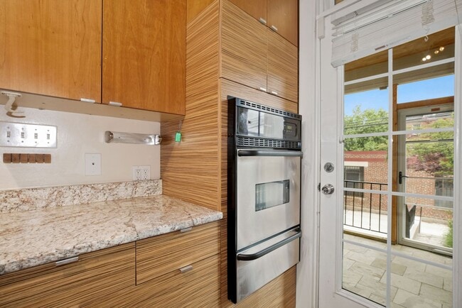 Building Photo - Available Now! 4 Bedroom  3.5  Bathroom Townhouse //Woodley Park// Garage, Driveway & 3 Levels of...