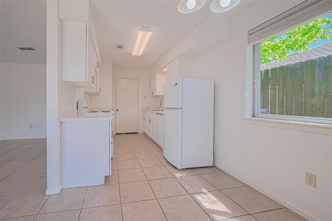 Building Photo - 719 Ramada Dr