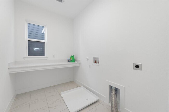 Building Photo - 5902 Rangeland Rd