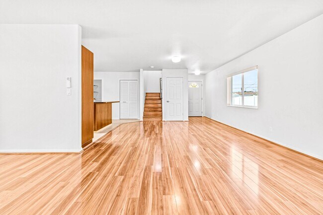 Building Photo - Spacious 3 Bedroom, 2.5 Bath Single Family...