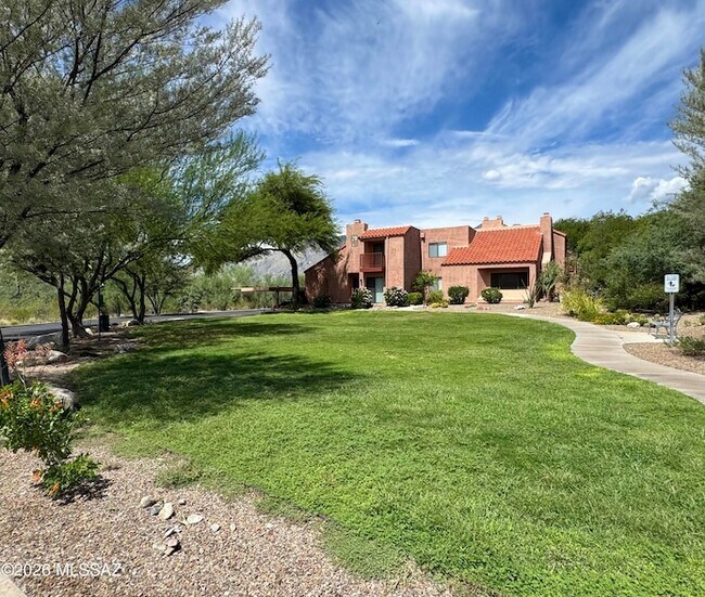 Building Photo - 5051 N Sabino Canyon Rd