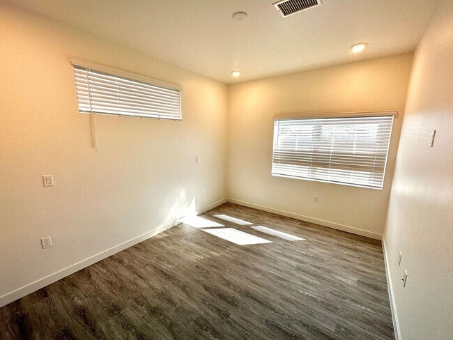 Building Photo - FIRST MONTH FREE! 2 Bedroom / 2 Bathroom o...