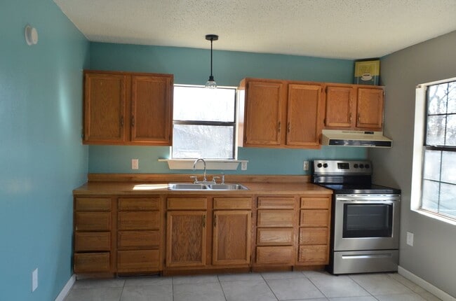 Building Photo - Country setting