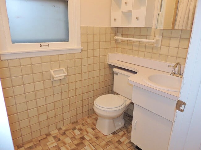 Building Photo - Extraordinary 4 Bedroom 2 Full Bathroom Co...
