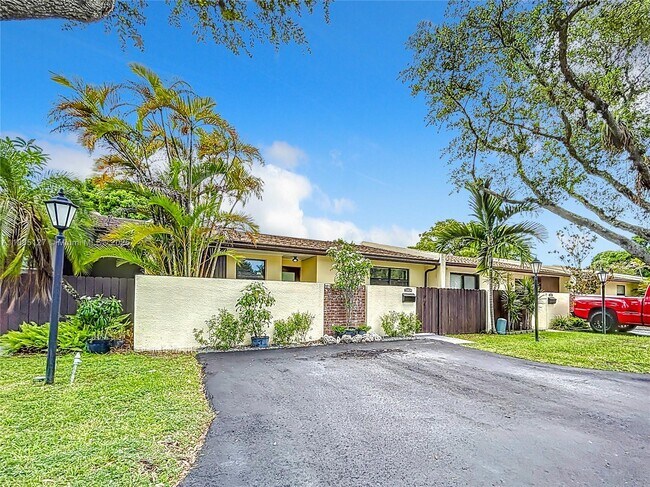 Building Photo - 13804 Kendale Lakes Dr