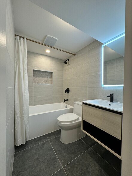 Hall bathroom - 71 Weirfield St