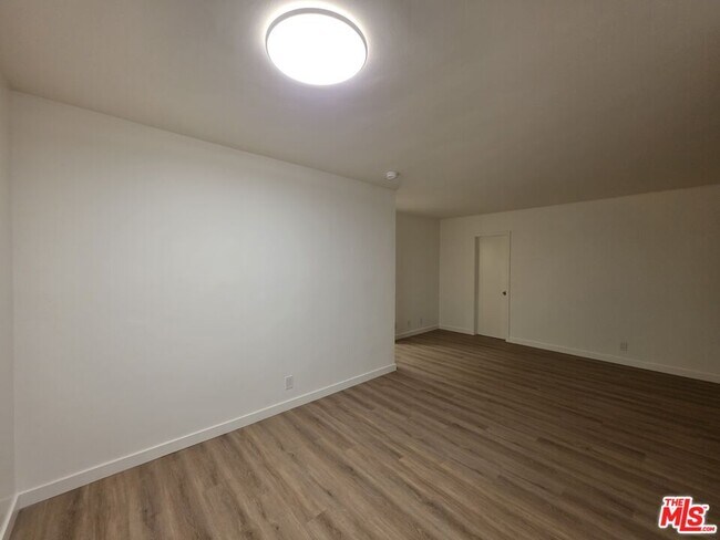 Building Photo - 827 9th St
