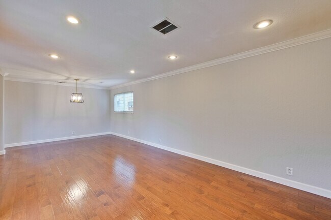 Building Photo - Warm and Inviting 3 bedroom, 2 Bath Home