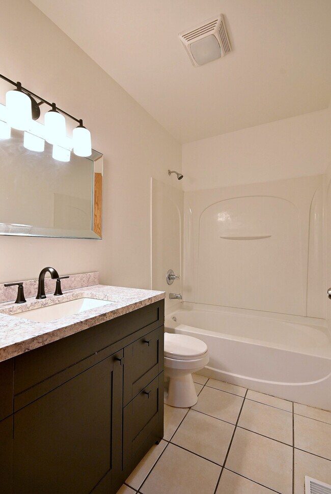 Building Photo - 19 E Pineview Dr