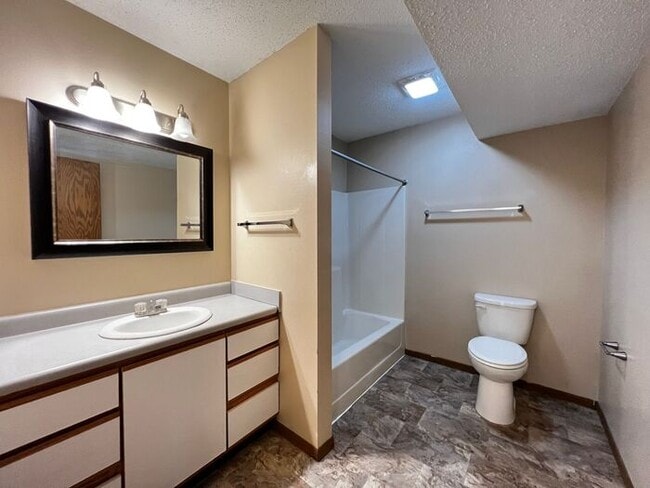 Building Photo - $1,050 | 2 Bedroom, 1 Bathroom Apartment | No Pets Allowed | Available for Immediate Move In!