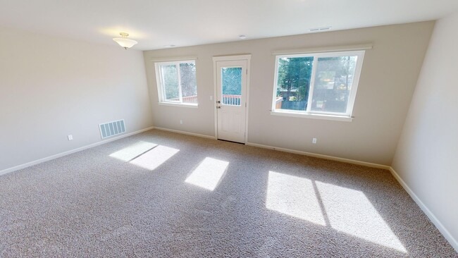 Building Photo - Manchester 3 Bedroom Available June 15th!