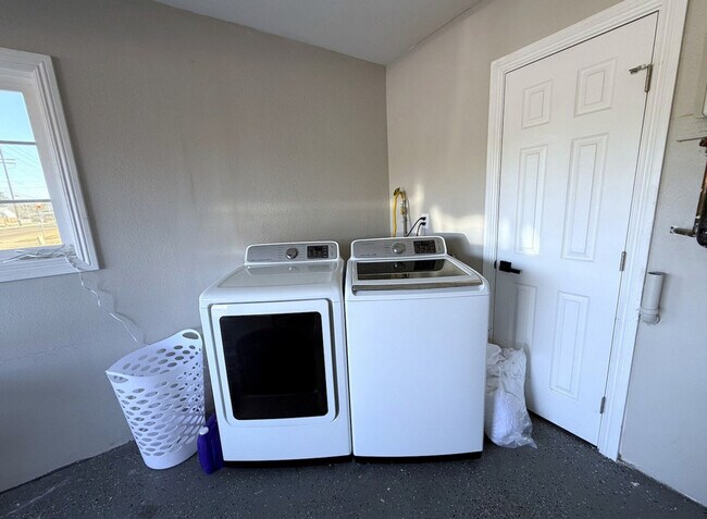 Building Photo - 451 E Lincoln Ave