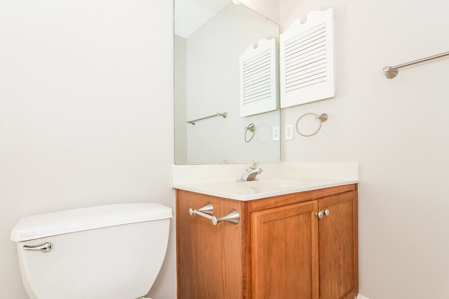 Building Photo - 715 Almora Dr