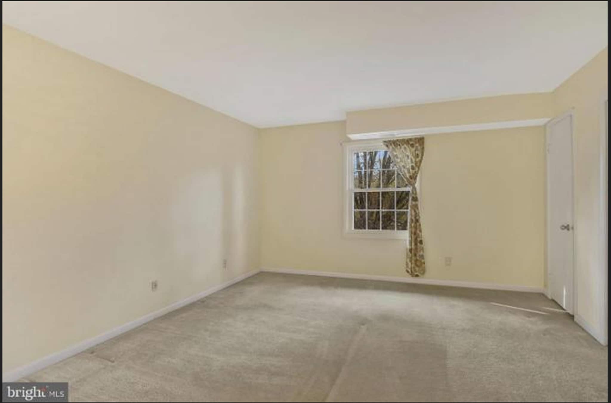 Building Photo - 3846 Lyndhurst Dr