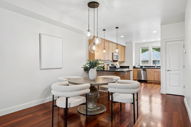 Building Photo - Spectacular SW Portland 2 bedroom Townhouse