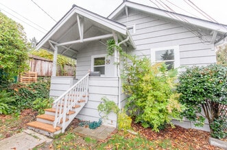 Building Photo - Charming 2-Bedroom, 2-Bathroom House on So...