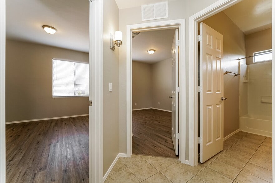Building Photo - 60639 E Eagle Heights Dr