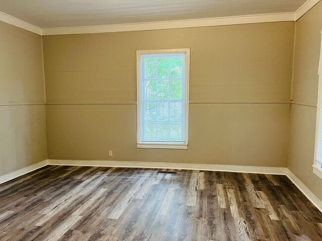 Building Photo - Cute as a button! 2 bed, 1 full bath, renovated cottage, hardwood floors, large porch, lots of ch...