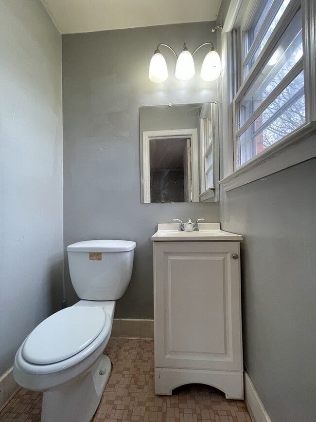 Building Photo - 3 bedroom 1.5 Bathroom