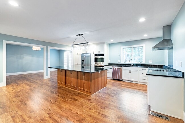 Building Photo - Beautiful 3 Bed Overland Park Ranch Home NEWLY REMODELED