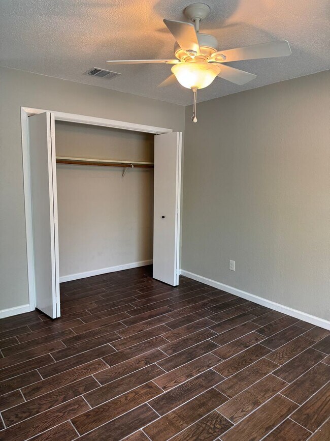 Building Photo - 215 Greenlawn Blvd