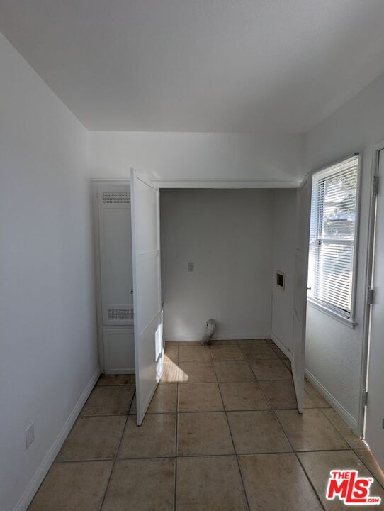 Building Photo - 6208 S Fairfax Ave